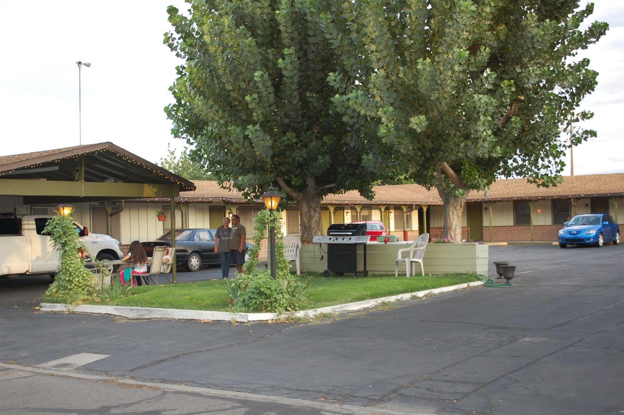 El Rancho Motel Bishop Bagian luar foto